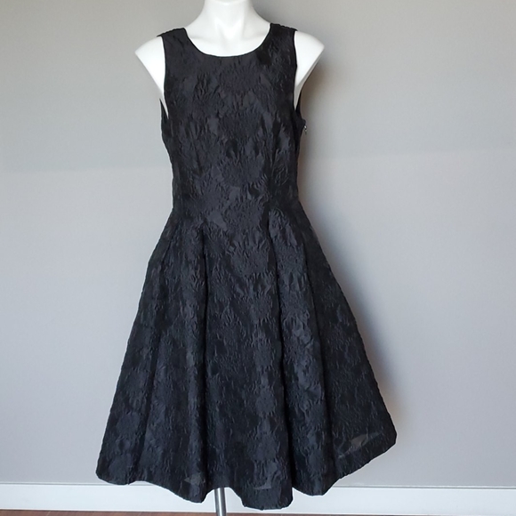 H&M Jacquard textured open back Fit and Flare - Picture 2 of 13